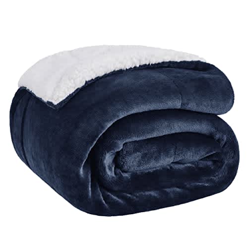 Bedsure Manta de tamaño individual de vellón sherpa para el sofá, manta gruesa y cálida para el invierno, suave y mullida, para el otoño, color azul marino, 60 x 80 pulgadas